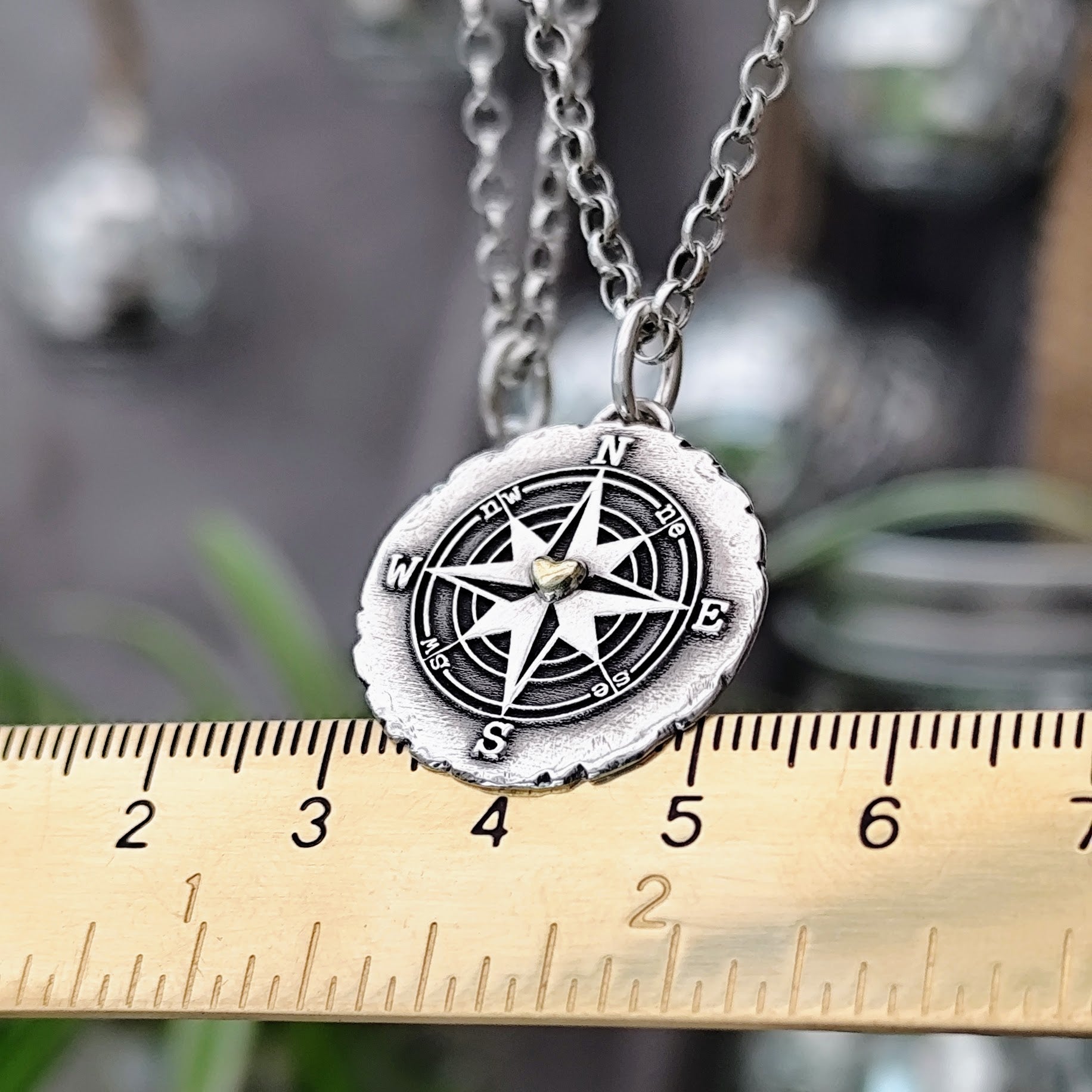 Kettenanhänger "Kompass mit Herz" im RUSTIC STYLE, handgefertigt mit recyceltem Silber