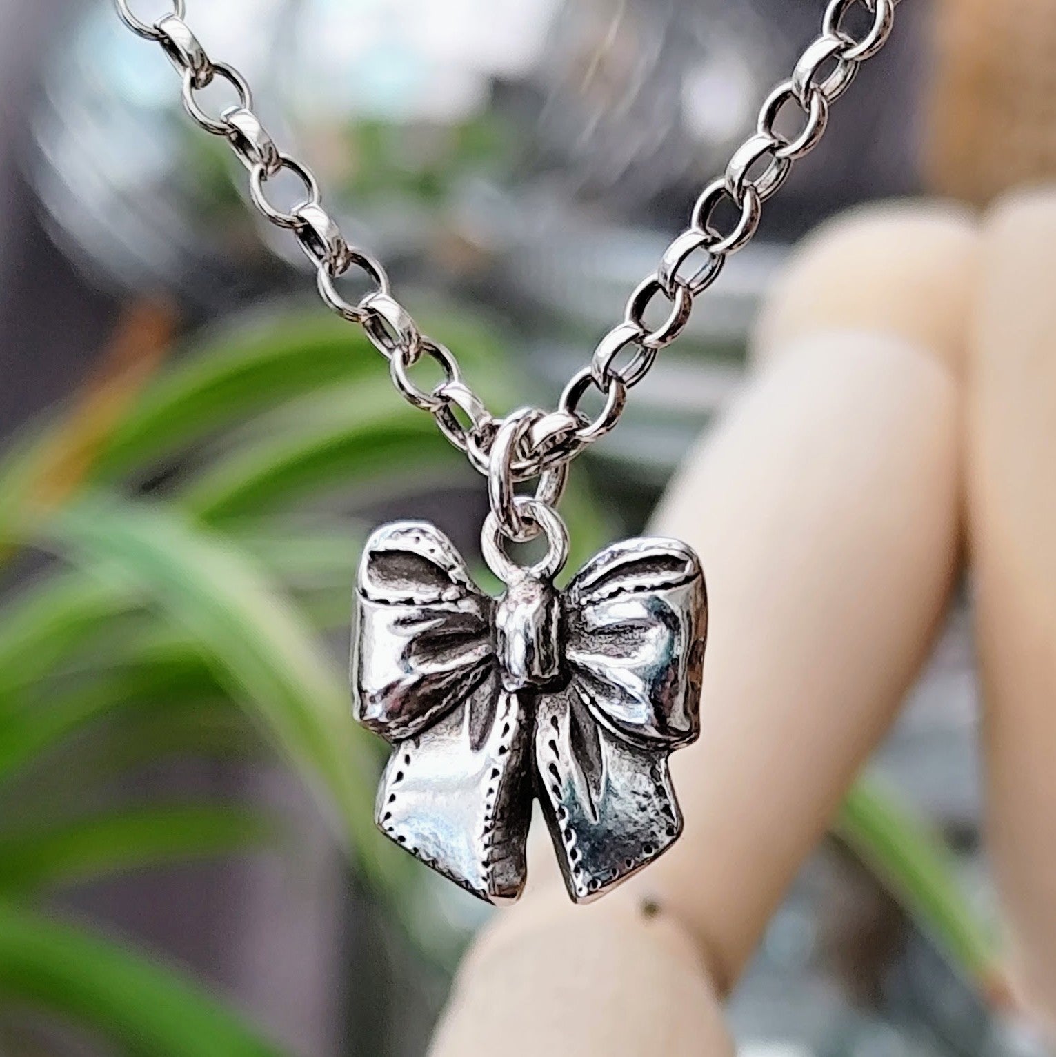 Kettenanhänger "Schleife" aus recyceltem Silber