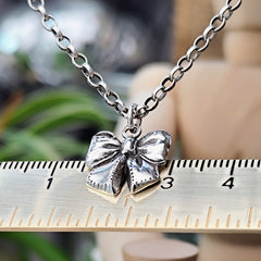 Kettenanhänger "Schleife" aus recyceltem Silber