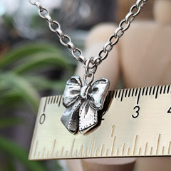 Kettenanhänger "Schleife" aus recyceltem Silber