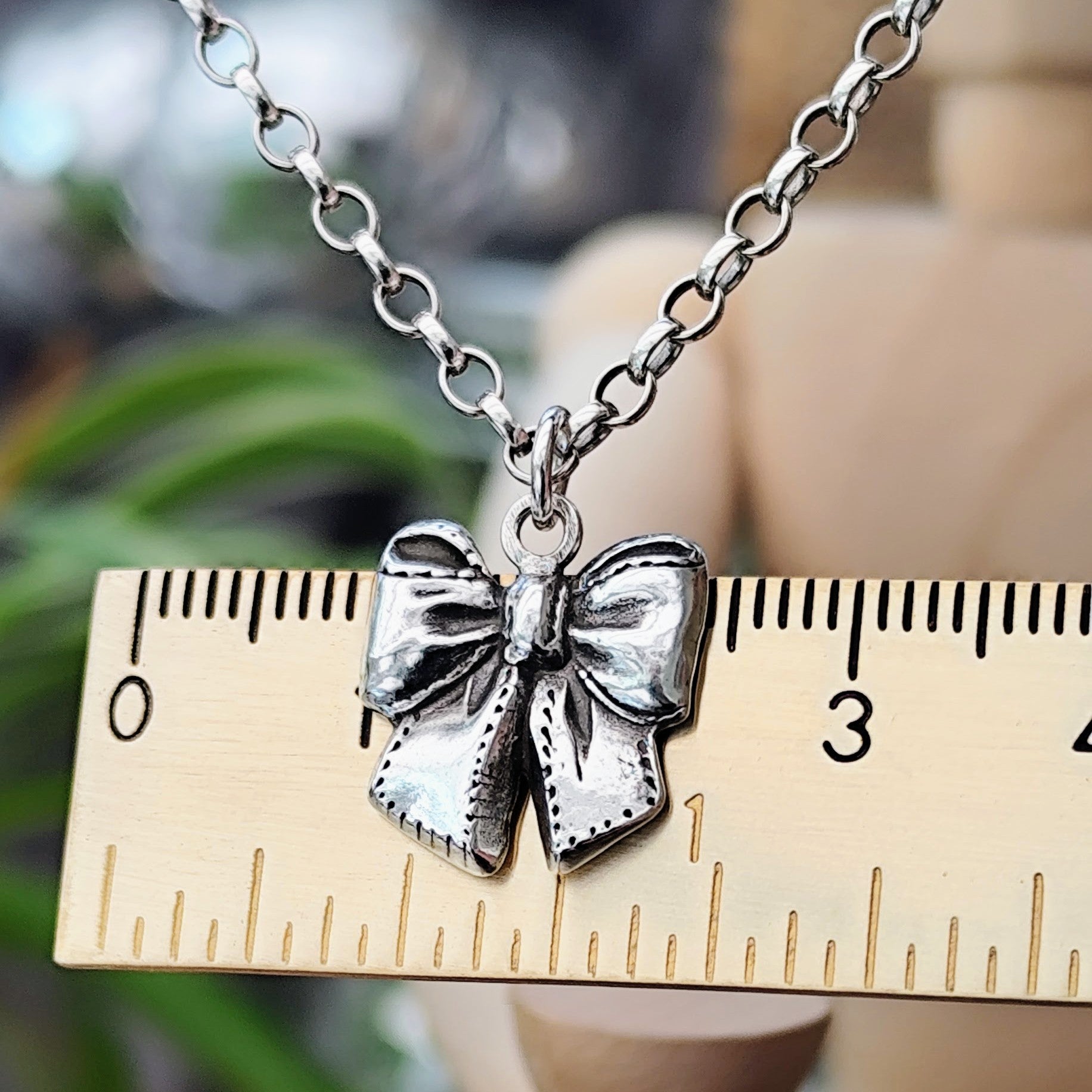 Kettenanhänger "Schleife" aus recyceltem Silber
