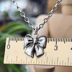 Kettenanhänger "Schleife" aus recyceltem Silber