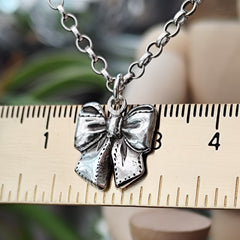 Kettenanhänger "Schleife" aus recyceltem Silber