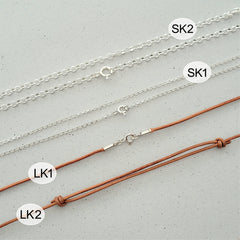 Wähle deinen Kettenanhänger mit oder ohne Kette. Die Optionen für Ketten sind verschiedene Silberketten oder Lederbänder aus echtem Leder. animoART - handgefertigter Schmuck aus recyceltem Silber