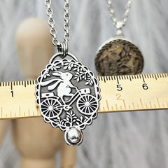 Kettenanhänger "Hasenausflug" aus recyceltemSilber handgefertigt mit viel Liebe in Deutschland. Ein Schmuckstück aus dem Atelier animoART