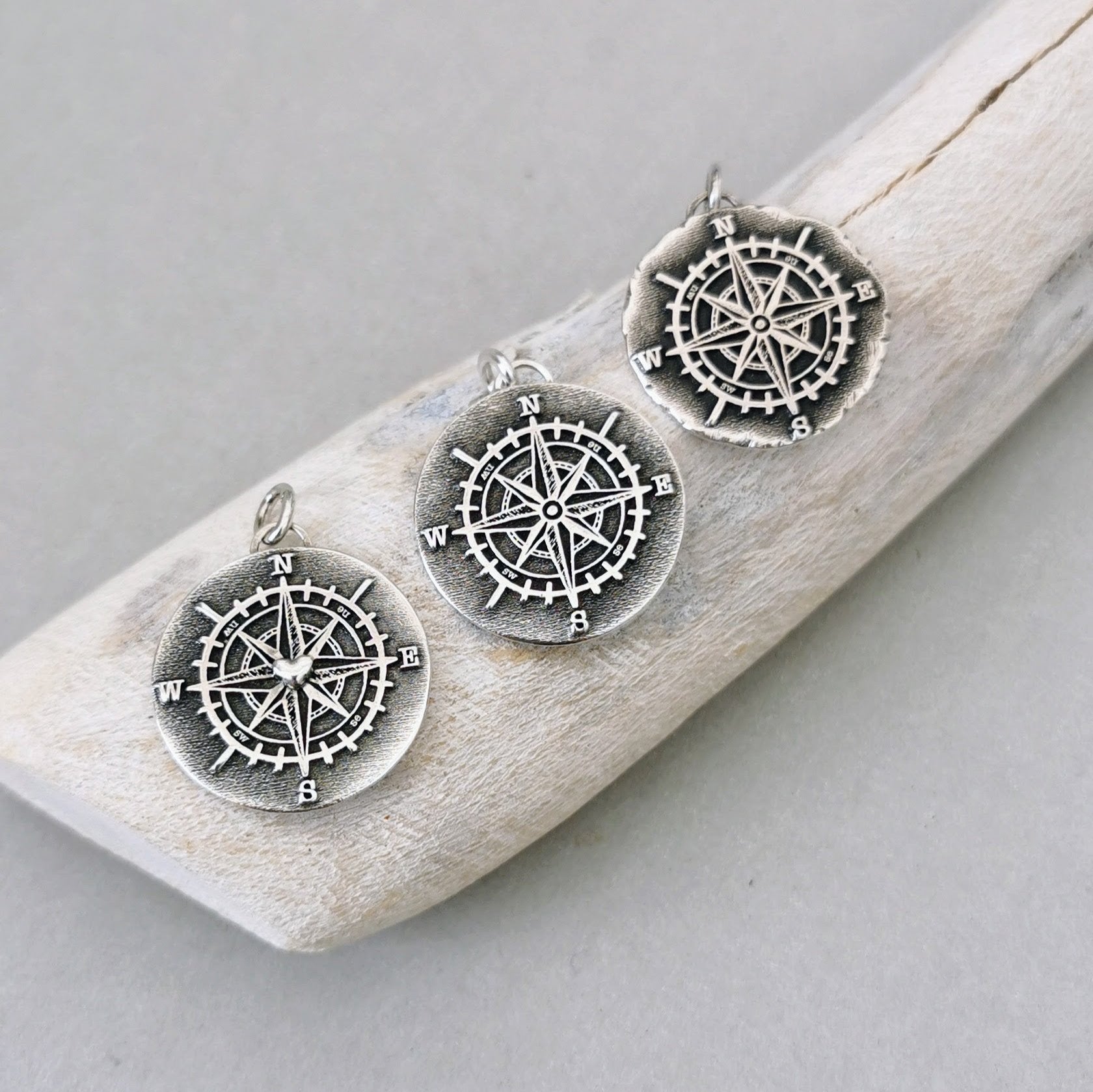 Der Kompass Kettenanhänger aus recyceltem 925er Silber steht als Symbol für den richtigen Weg und innere Stärke. Handgefertigter und nachhaltiger Schmuck von animoART.
