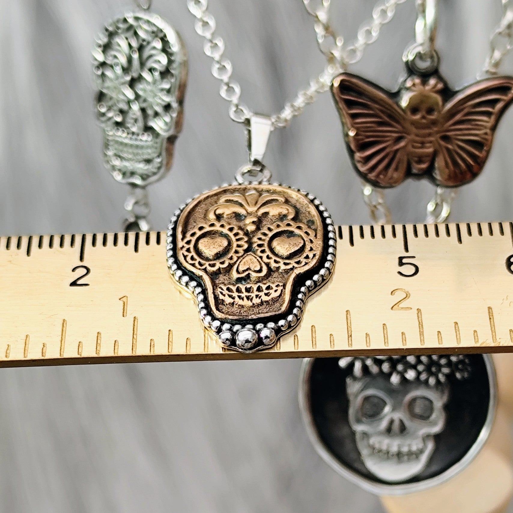 Schmuckstück mit Bedeutung: Kettenanhänger La Catrina in Love aus Bronze und recyceltem Silber. Handgefertigt, personalisierbar mit Gravur, inspiriert von mexikanischer Folklore.