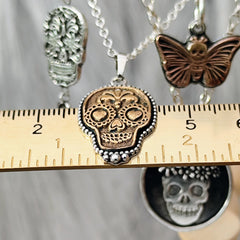 Schmuckstück mit Bedeutung: Kettenanhänger La Catrina in Love aus Bronze und recyceltem Silber. Handgefertigt, personalisierbar mit Gravur, inspiriert von mexikanischer Folklore.