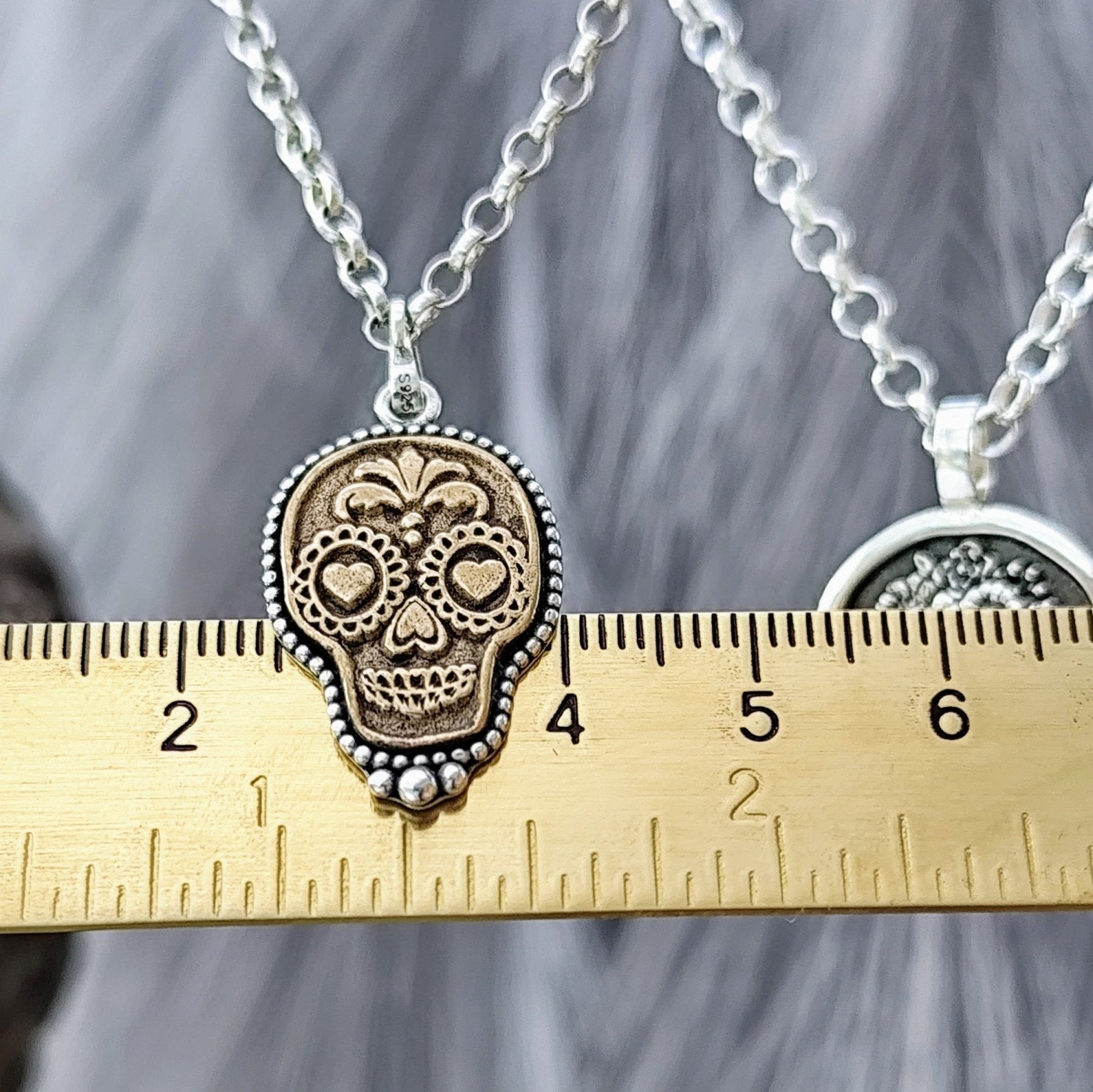 La Catrina in Love – ikonischer Anhänger aus Bronze und recyceltem Silber. Handgefertigt in Deutschland, inspiriert von mexikanischer Kultur, optional mit Gravur.