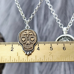 La Catrina in Love – ikonischer Anhänger aus Bronze und recyceltem Silber. Handgefertigt in Deutschland, inspiriert von mexikanischer Kultur, optional mit Gravur.