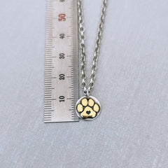 Symbolischer Kettenanhänger Hundepfote mit Herz aus recyceltem Silber, Symbol für Pfotenliebe, personalisierbar mit Gravur, nachhaltig hergestellt.