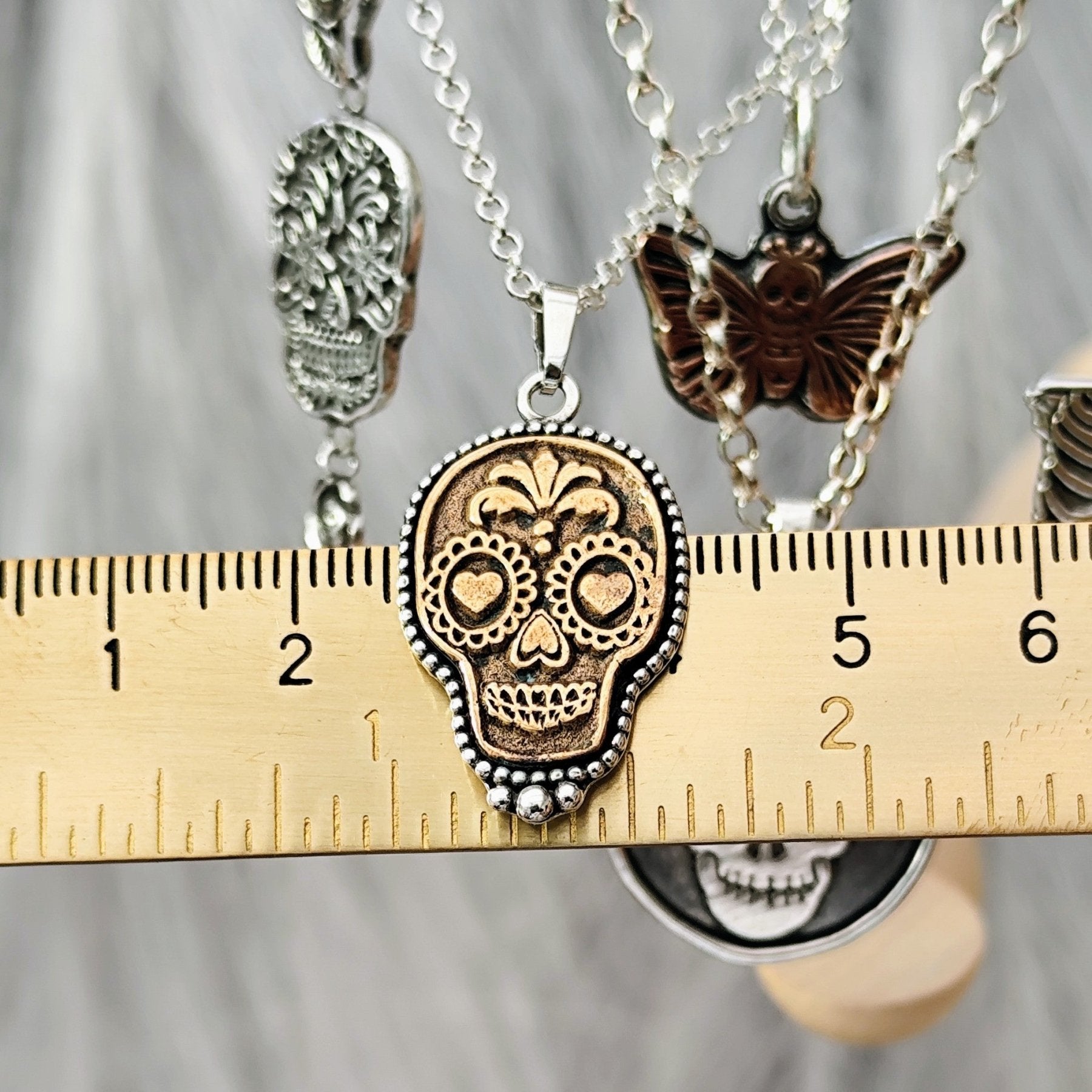 Kettenanhänger La Catrina in Love aus Bronze und recyceltem 925er Silber - in Bicolor. Handgefertigt in Deutschland, optional mit persönlicher Gravur auf der Rückseite. Viva la vida!
