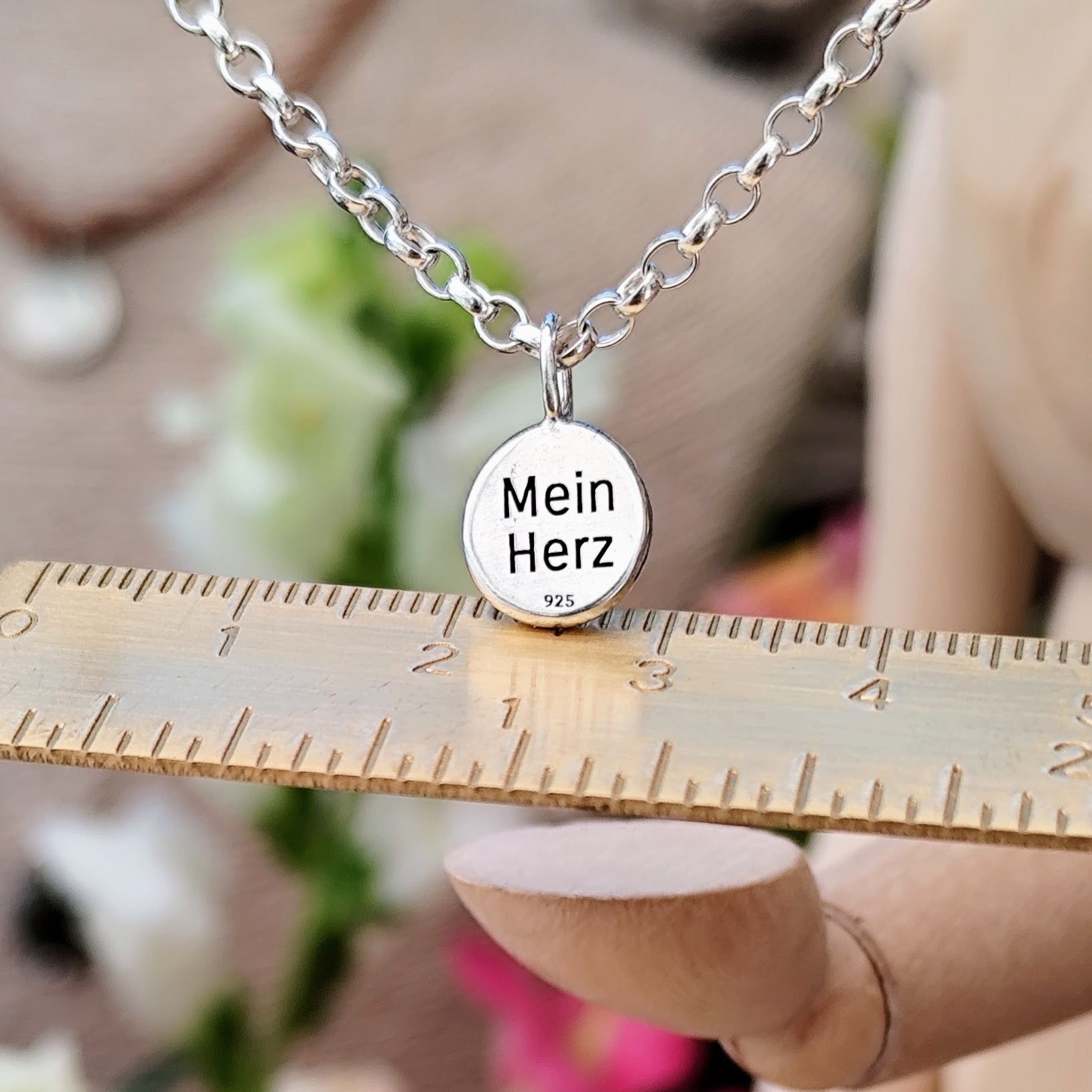 Kettenanhänger mit Initialie "Nugget", handgefertigt mit recyceltem Silber