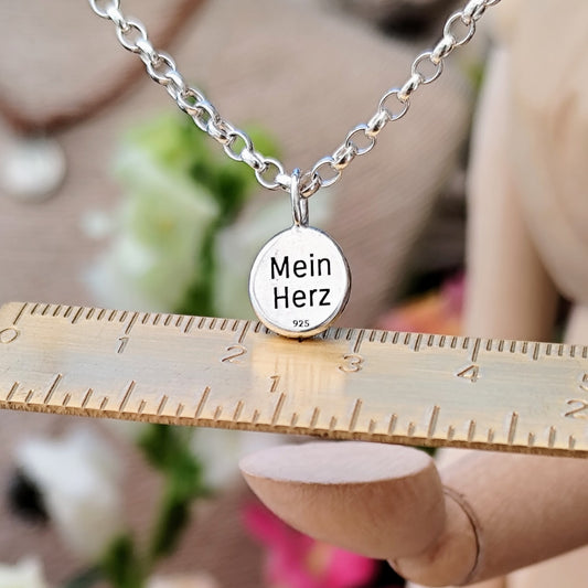 Kettenanhänger mit Initialie "Nugget", handgefertigt mit recyceltem Silber