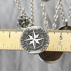 Nachhaltig gefertigter Kompassanhänger aus Silber, individuell graviert mit Koordinaten – ideales Geschenk.