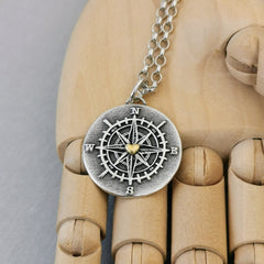 Kettenanhänger Kompass mit Herz, handgefertigt aus recyceltem 925er Silber, Symbol für Liebe und den richtigen Lebensweg, personalisierbar mit Gravur.
