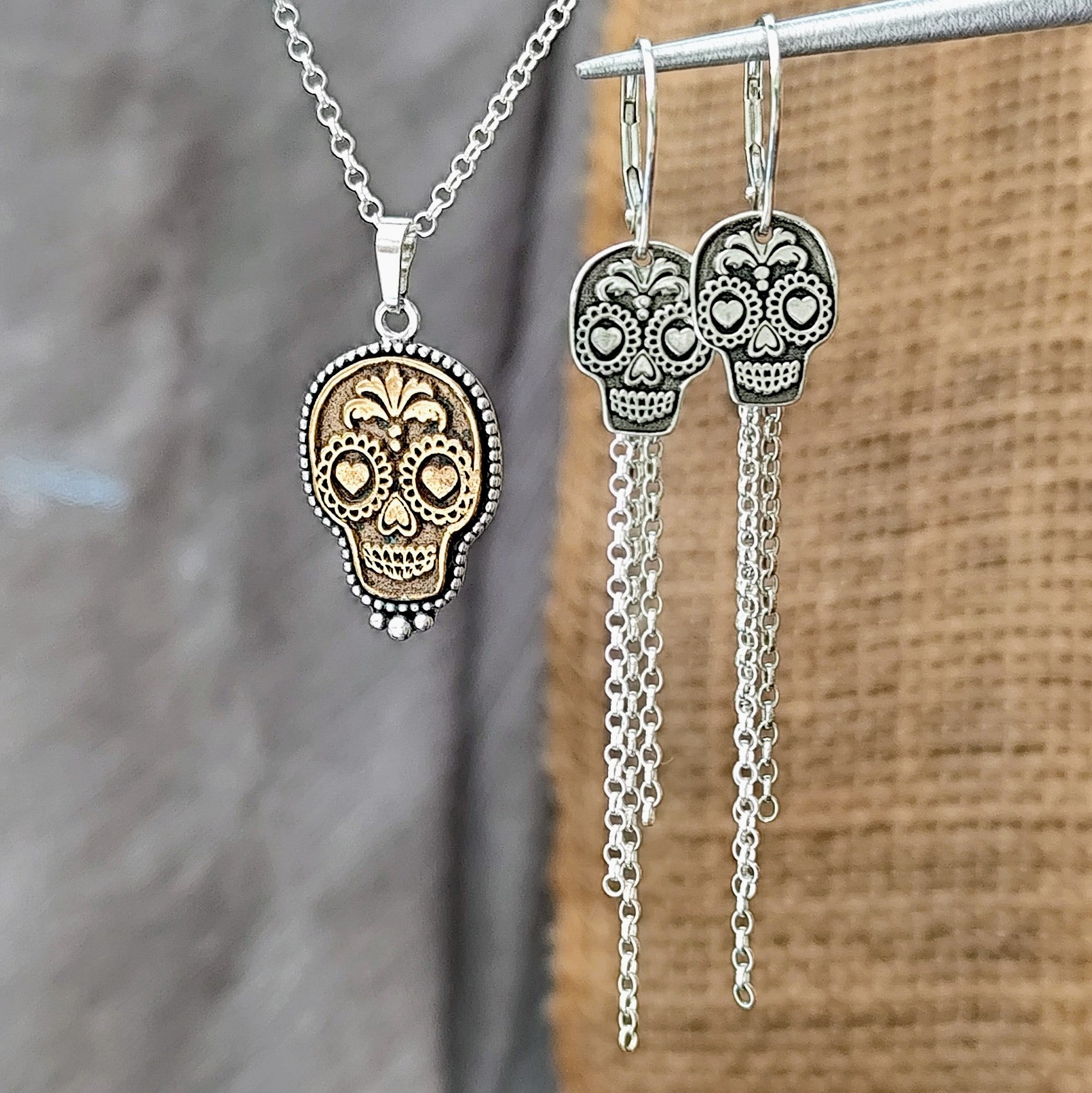 Handgefertigte Ohrringe "La Catrina & her Lover" aus recyceltem 925er Silber – inspiriert von der mexikanischen Folklore. Ein Schmuckstück voller Symbolik für Liebe, Leben und Vergänglichkeit. Jeder Moment zählt – Viva la Vida! Nachhaltig gefertigt im Atelier animoART in Deutschland. Slow Fashion & Unikat – perfekt als Geschenk mit Bedeutung, liebevoll verpackt in Faltetui mit Trägerkärtchen.