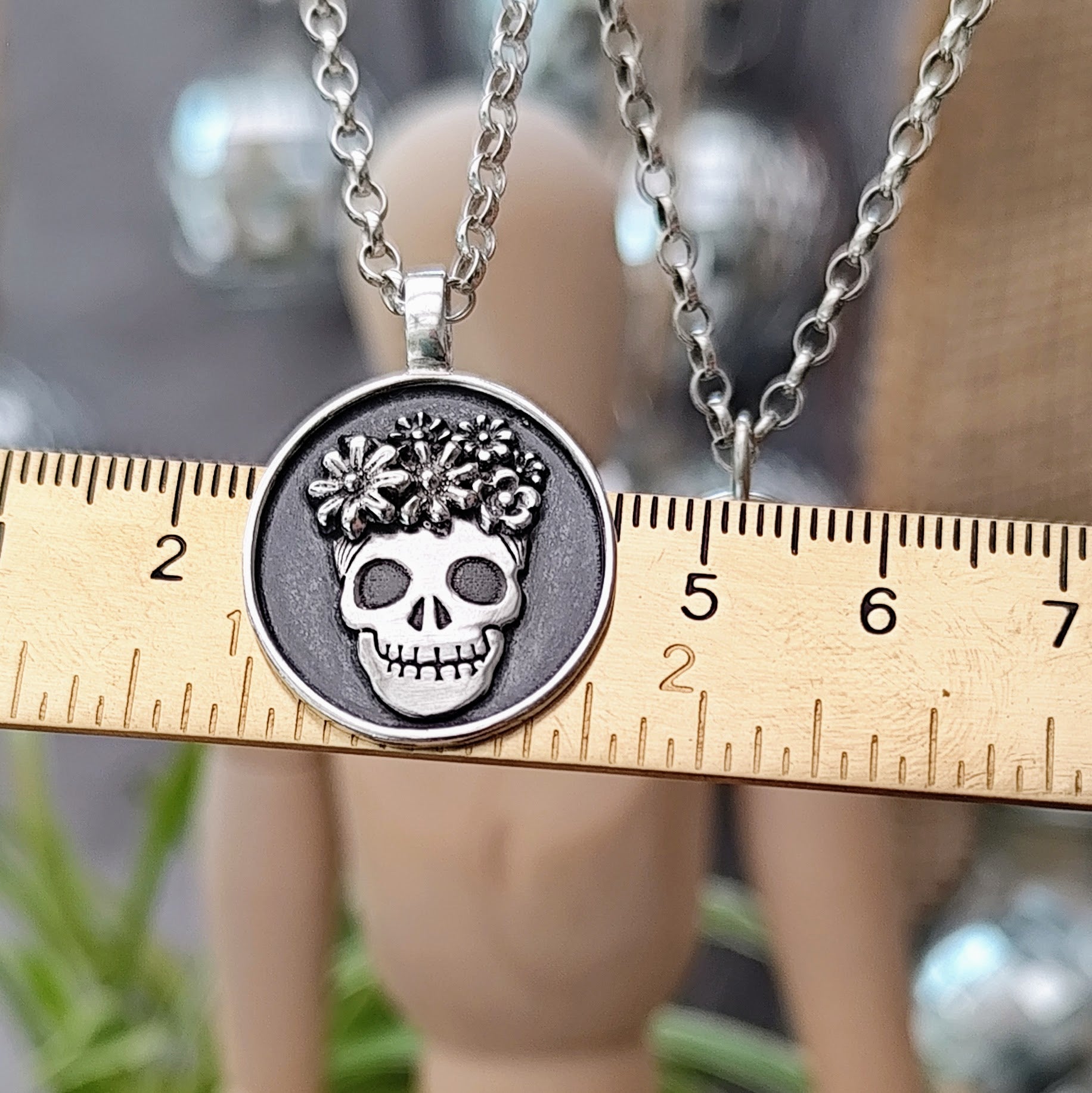 Detailansicht des Zuckerschädel - Anhänger aus 925er Sterlingsilber mit dunkler Oberfläche