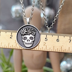 Detailansicht des Zuckerschädel - Anhänger aus 925er Sterlingsilber mit dunkler Oberfläche