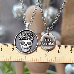 La Catrina Schmuckanhänger aus recyceltem Silber, handgefertigt und individuell gravierbar auf der Rückseite“