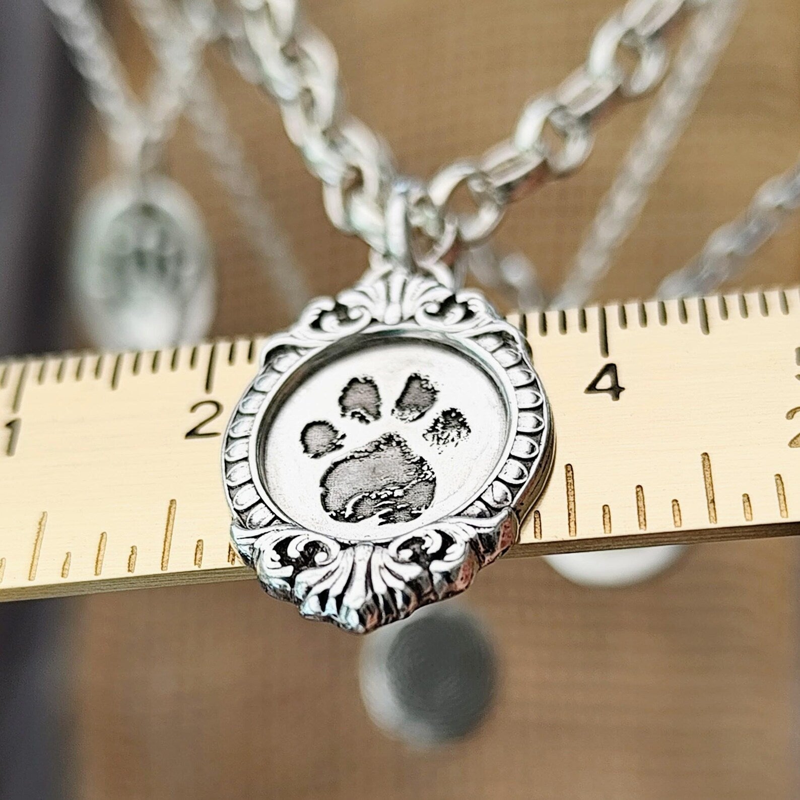 Die Pfote deiner Fellnase auf einem Anhänger aus Sterlingsilber