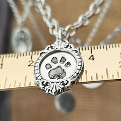 Die Pfote deiner Fellnase auf einem Anhänger aus Sterlingsilber