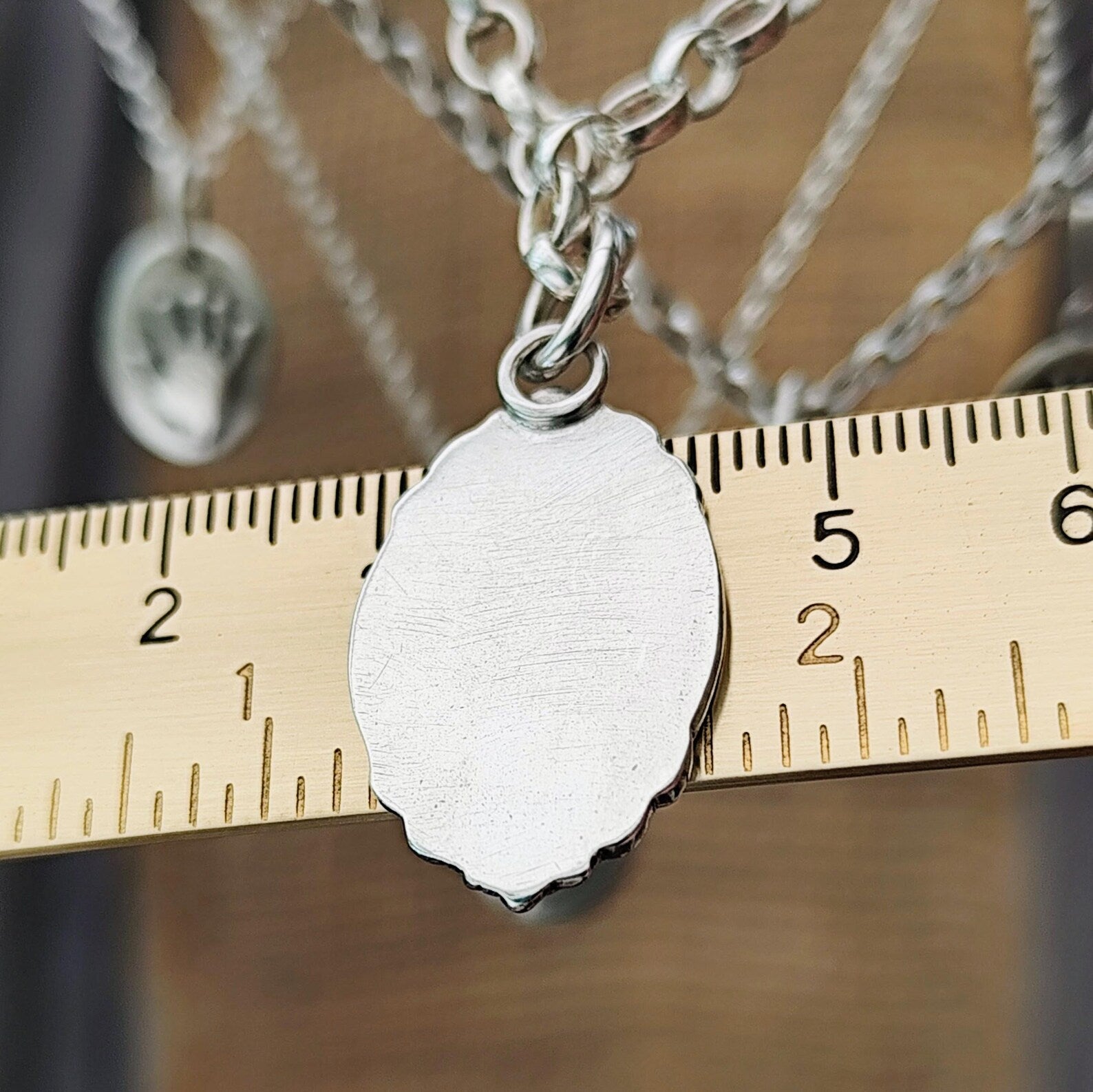 Die Gravur der Pfote deines Hundes auf einem Anhänger aus Sterlingsilber