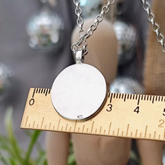 Silberanhänger mit Zuckerschädel, Rückseite mit persönlicher Gravur