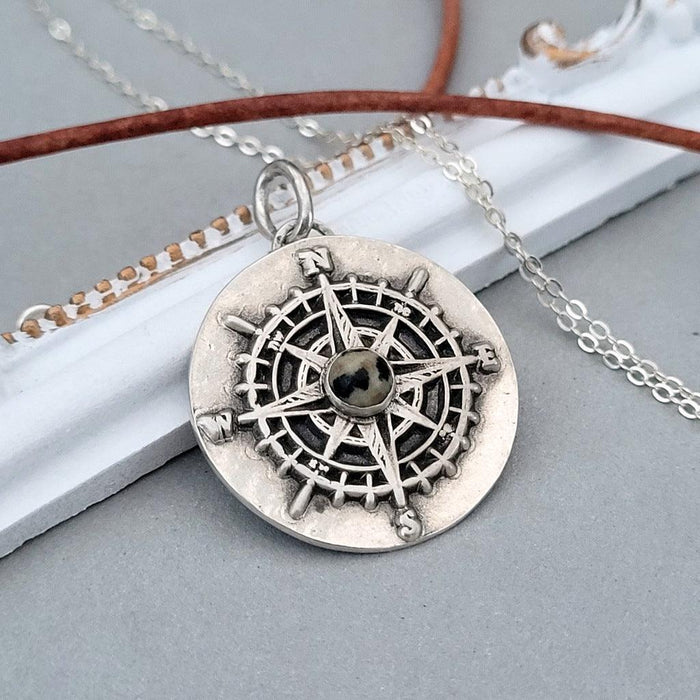 Kettenanhänger "Kompass mit Dalmatinerstein" und recyceltem 925er Silber, handgefertigt in Deutschland