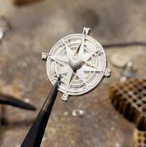 Kettenanhänger "Kompass mit Herz" handgefertigt mit recyceltem Silber - animoART