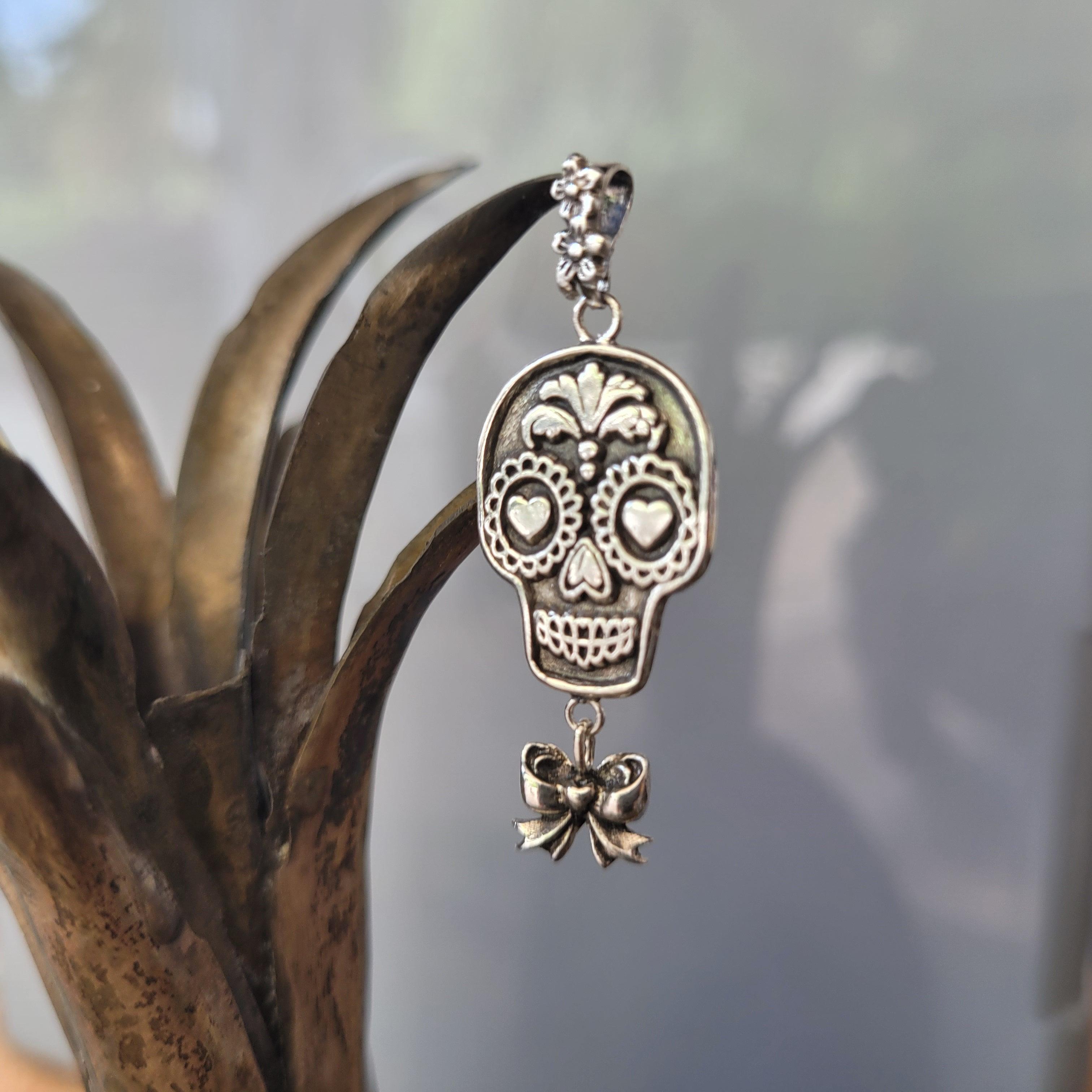 Kettenanhänger "La Catrina mit Schleife" handgefertigt aus recyceltem 925er Silber - animoART