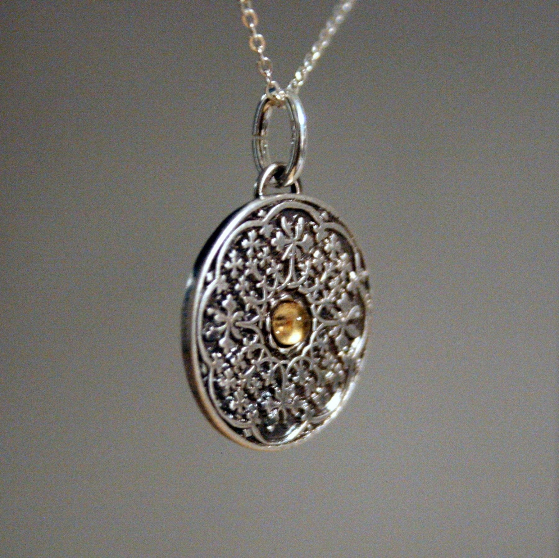 Kette Mandala Anhänger mit Edelstein aus 999er Silber_Schmuck_handmade_animoART