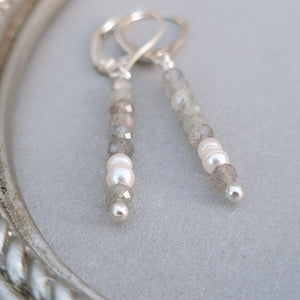 Ohrringe mit Edelsteinen, Labradorit, Perlen und recyceltes Silber - animoART