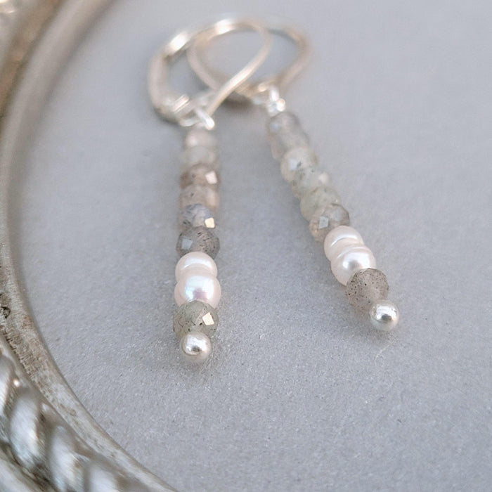 Ohrringe mit Edelsteinen, Labradorit, Perlen und recyceltes Silber