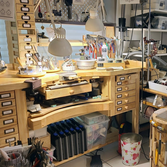 This is where the magic happens. Es ist Zauberei wenn mit Liebe zum Handwerk Schmuck entsteht. Handgefertigt und direkt von der Werkbank - das ist Slow-Fashion und einzigartiger Schmuck der mit einer persönlichen Gravur zum Lieblings-Schmuck wird. 
