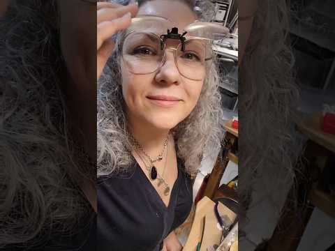 Handgefertigter Schmuck direkt von der Werkbank - hier entsteht Slow-Fashion und Schmuckstücke die mit einer persönlichen Gravur zum Lieblings-Schmuck werden. 