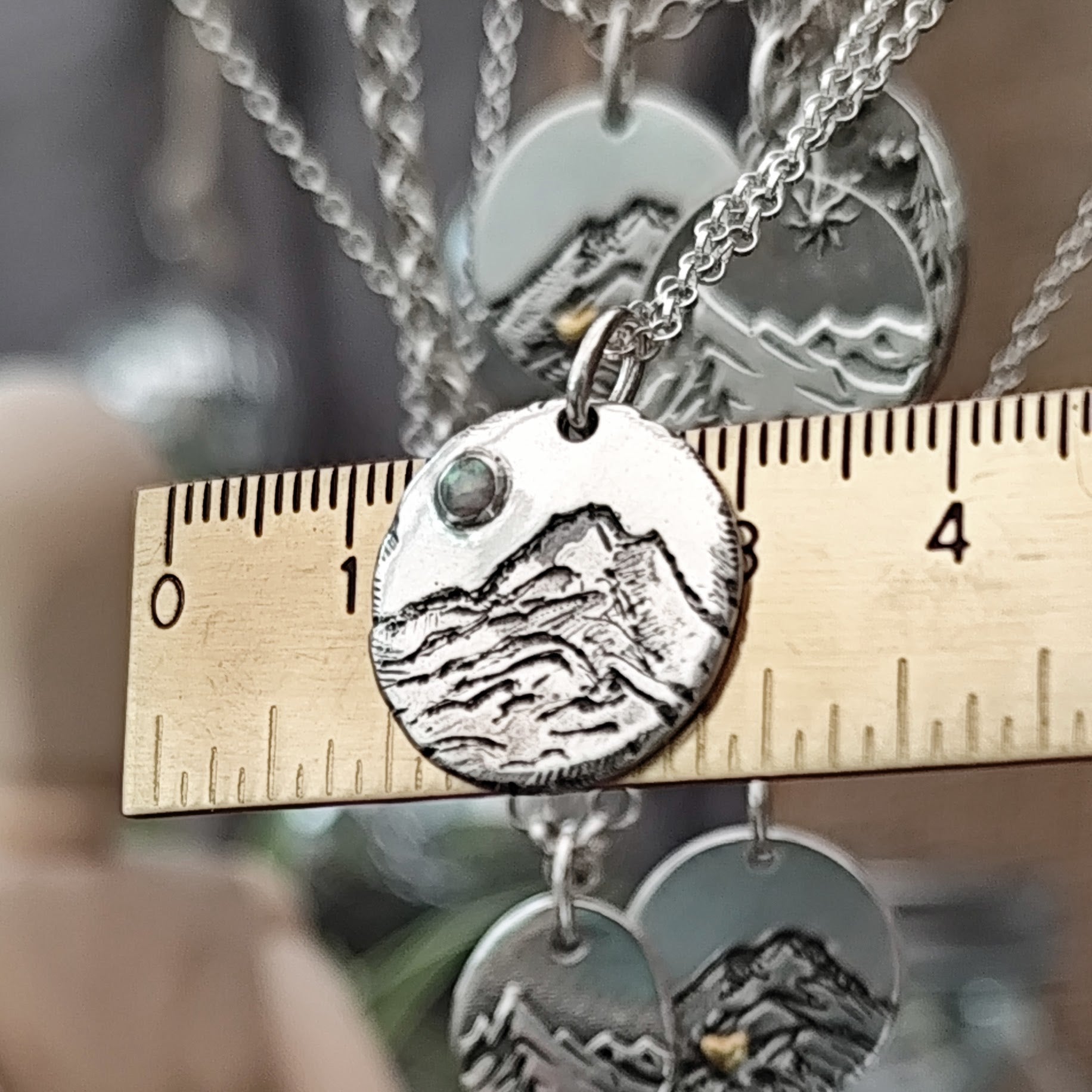 Kettenanhänger Berge mit Lab - Opal aus recyceltem 925er Silber, handgefertigt