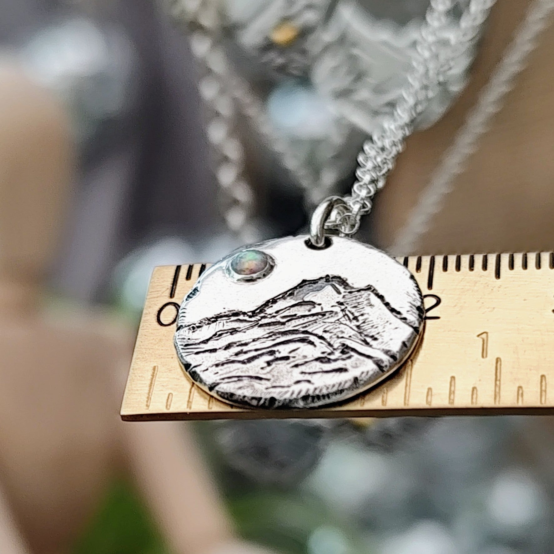 Kettenanhänger Berge mit Lab - Opal aus recyceltem 925er Silber, handgefertigt