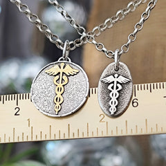 Kettenanhänger Äskulapstab, Nugget aus recyceltem Silber