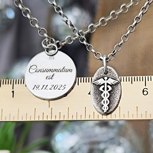 Kettenanhänger Äskulapstab, Nugget aus recyceltem Silber