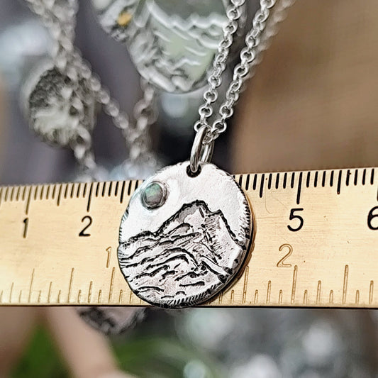 Kettenanhänger Berge mit Lab - Opal aus recyceltem 925er Silber, handgefertigt