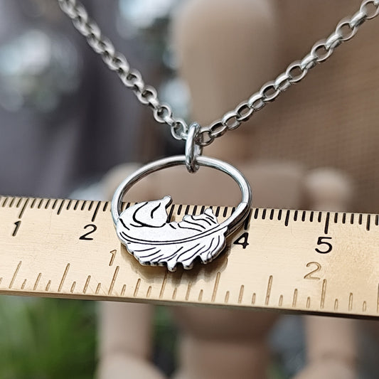 Kettenanhänger Engelsfeder aus recyceltem 925er Silber, handgefertigt in Deutschland
