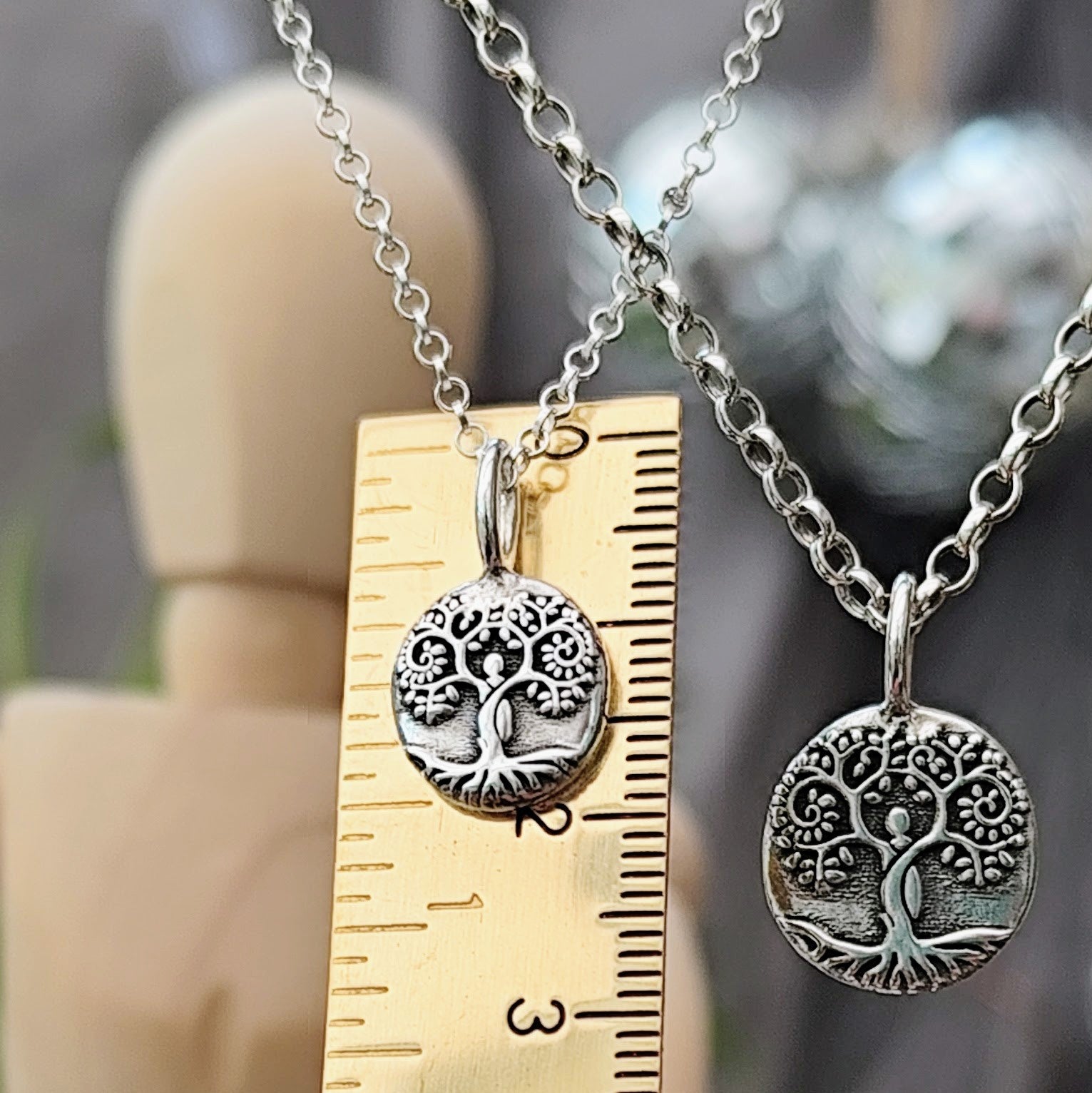 Kettenanhänger Baum der Lebens HUMAN, Nugget aus recyceltem Silber, handgefertigt