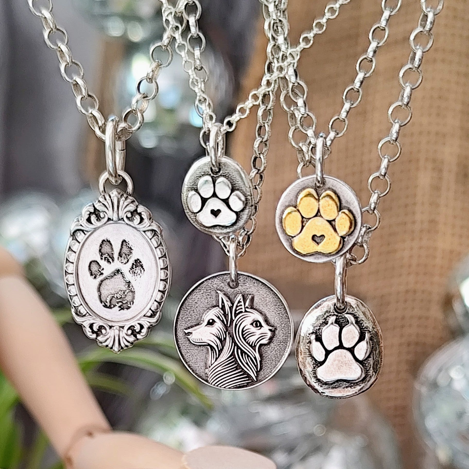 Kettenanhänger "Hundepfote" rustikaler Nugget, Persönliche Gravur