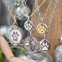 Kettenanhänger "Hundepfote" rustikaler Nugget, Persönliche Gravur