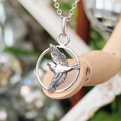 Kettenanhänger "Vogel im Flug" aus recyceltem Sterlingsilber, handgefertigt