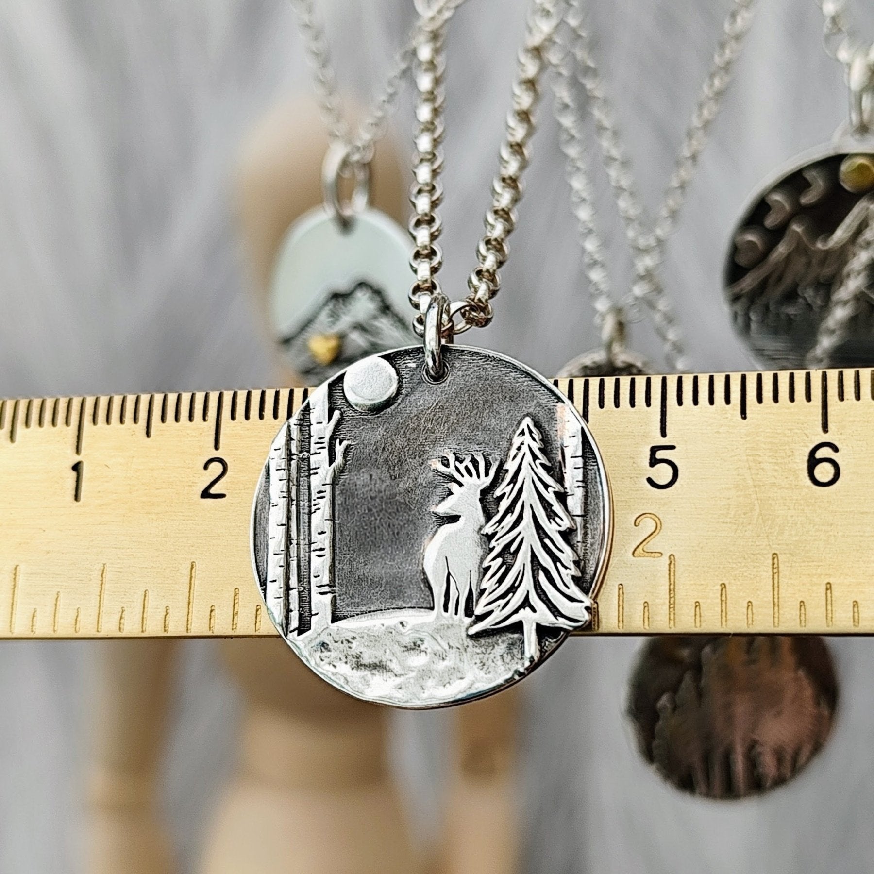 Kettenanhänger "Waldleben" aus recyceltem Silber, handgefertigt