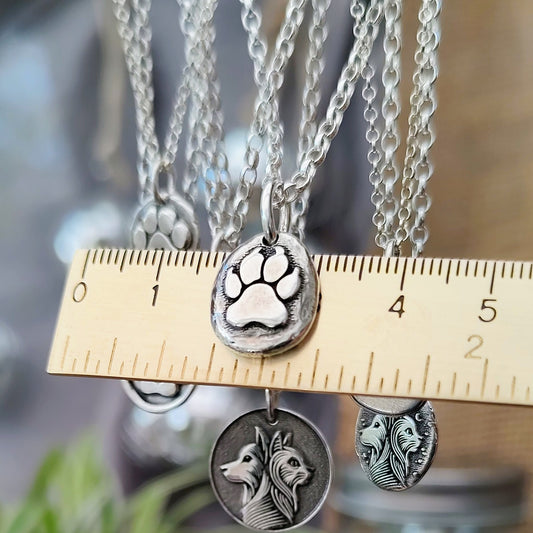 Kettenanhänger "Hundepfote" rustikaler Nugget, Persönliche Gravur