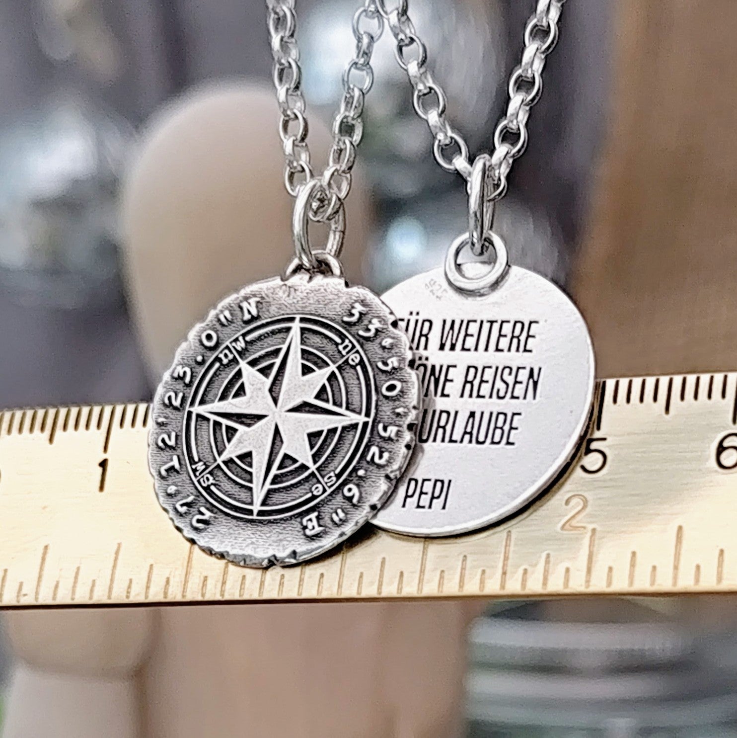 Personalisierter Kettenanhänger "Kompass mit deinen Koordinaten" im Rustic Style, recyceltes 925 Silber