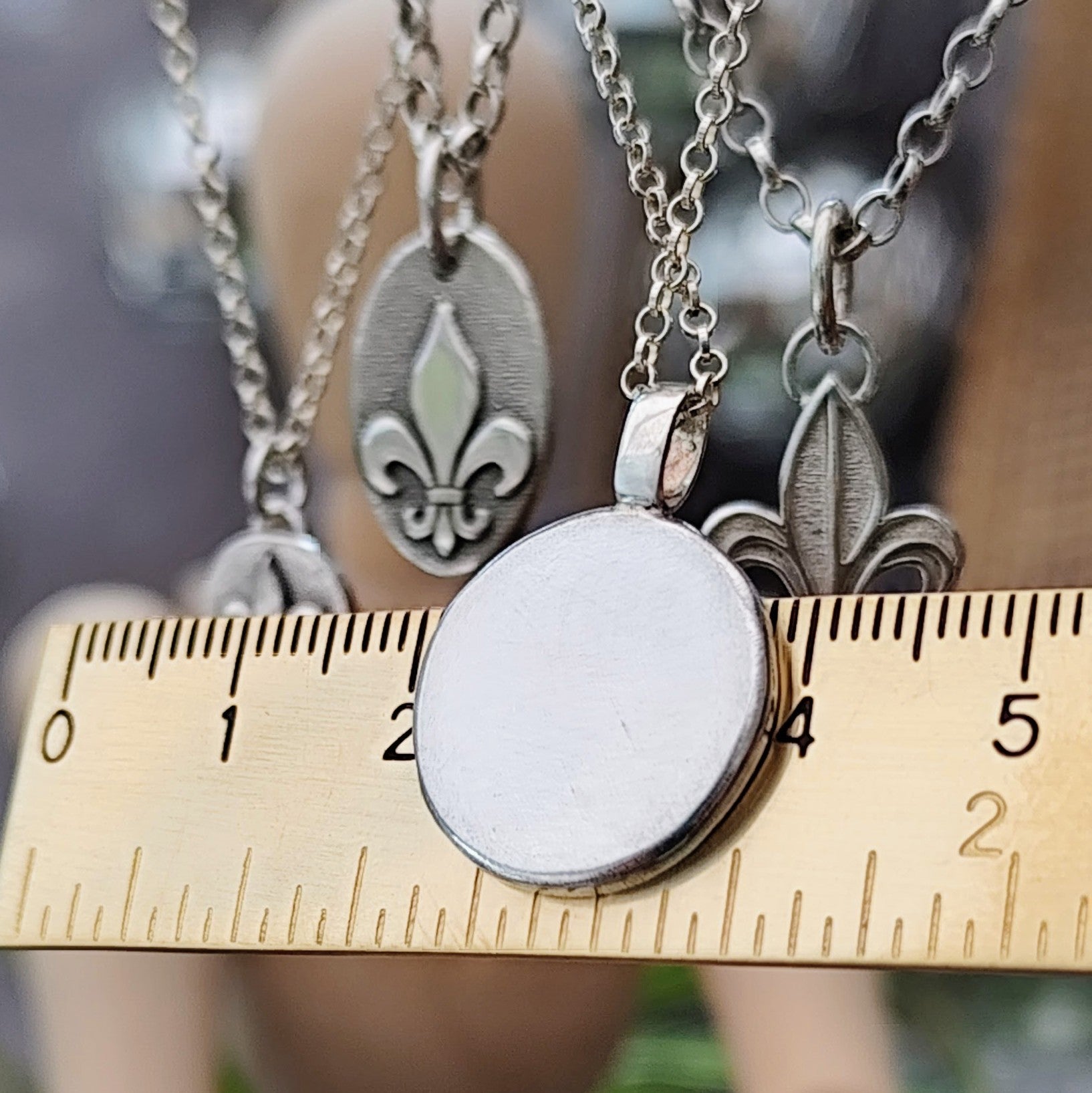 Kettenanhänger "Fleur de lis" Frame - handgefertigt aus recyceltem Silber